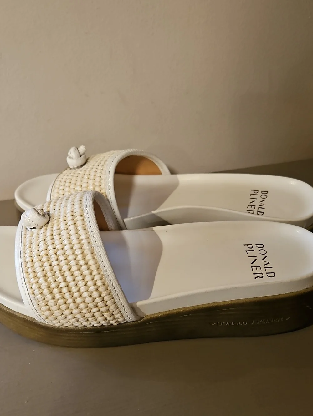 DONALD PLINER WHITE FARRAH SLIDE SANDALS SZ 8